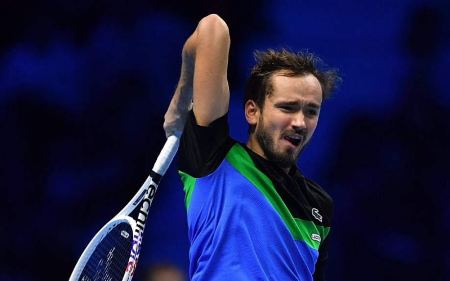 Даниил Медведев обыграл Александра Зверева и вышел в полуфинал Итогового турнира ATP